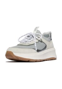 Lichtgrijze en witte sneaker met een gestructureerde bovenkant, suède accenten en een rubberen zool. Voorzien van veters en een gevoerde middenzool.