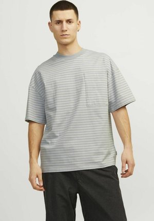 Gråstribet kortærmet t-shirt med rund halsudskæring, der har en brystlomme og et afslappet fit. Stoffet virker glat og let.