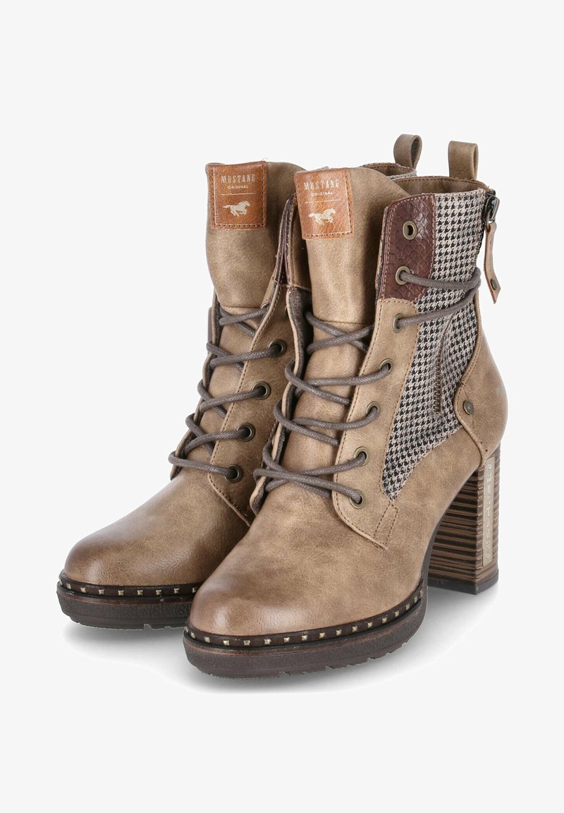 Paire de bottines beige à lacets avec talons épais, panneaux latéraux à motifs et pièces en cuir sur les languettes ornées d'un logo cheval.