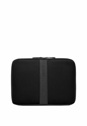 Musta suorakaiteen muotoinen vetoketjullinen pussi, jossa on teksturoitu kangas ja pystysuuntainen nahkainen raita keskellä, jossa lukee painettuna "CERRUTI 1881".