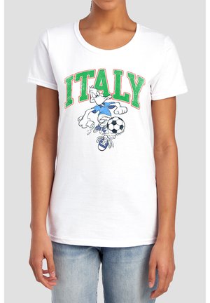 Weißes T-Shirt mit großem grünem und rotem "ITALY"-Text über einer Cartoon-Ente, die Fußball spielt und ein blaues Hemd sowie Turnschuhe trägt.