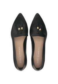 Černé kožené baleríny se špičatou špičkou, doplněné zlatými kovovými prvky, ozdobnými střapci a hladkou texturou. Vnitřek je vybaven světle béžovou podšívkou.