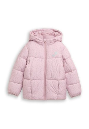 Veste matelassée rose avec capuche, présentant un design matelassé, une fermeture éclair cachée et un motif en cœurs subtil tout au long.