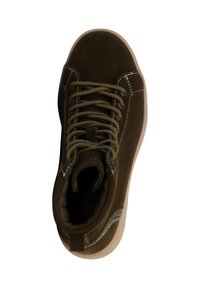 Zapatilla alta de ante marrón con suela beige, punta redonda, costuras reforzadas y cordones verde olivo, vista desde arriba.