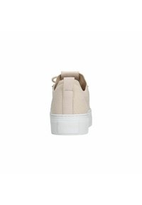 Beige suède sneaker met een gestructureerde afwerking, witte rubberen zool en een hieltag. Kenmerkt zich door een minimalistisch ontwerp met een rond toe.