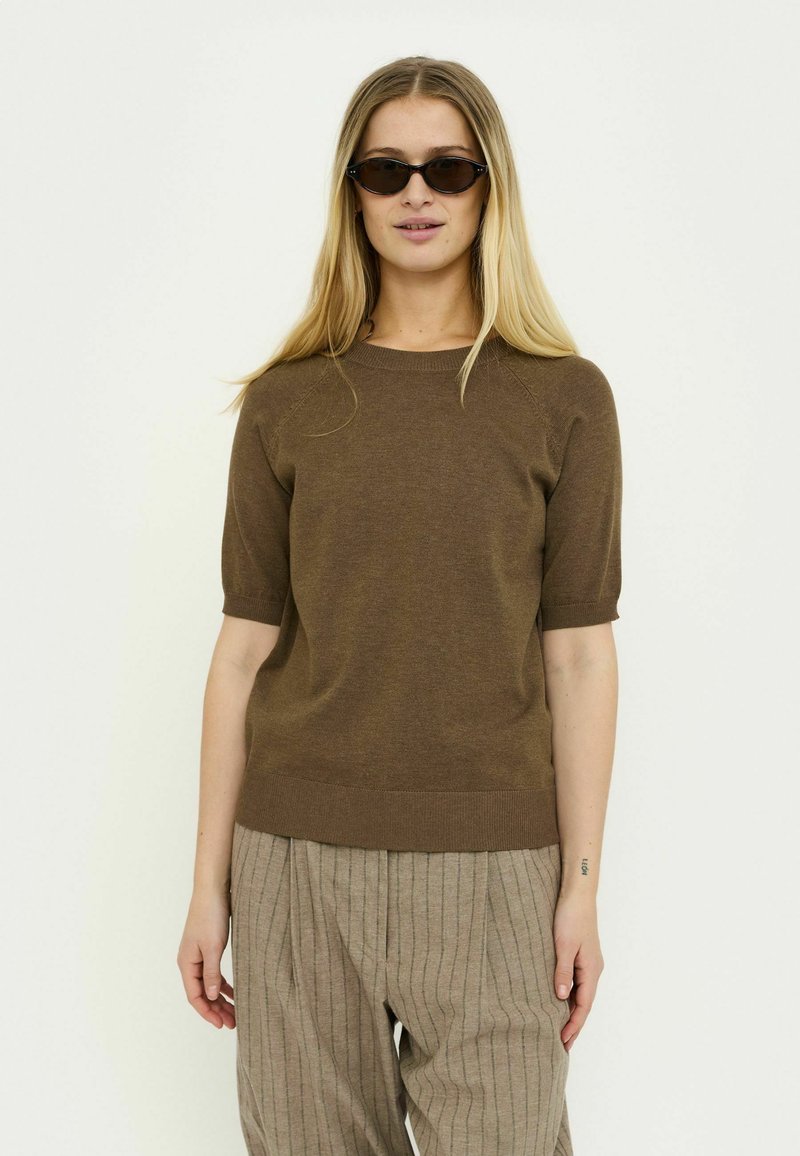 Pulover maro cu mâneci scurte, guler rotund și tiv striat, asortat cu pantaloni maro deschis cu dungi subțiri. Textură fină de tricot.