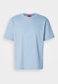 DAMINOR - T-shirts med print - open blue