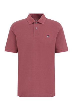 Polo à manches courtes de couleur vieux rose, en coton, avec un col, une patte de boutonnage à trois boutons, et un petit logo noir sur la poitrine.