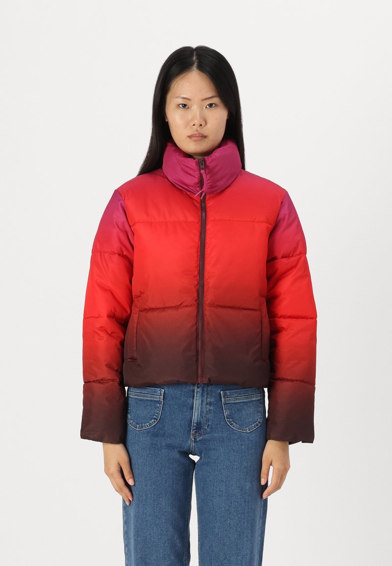 Giacca puffa cropped in un gradiente che va dal rosso a un bordeaux scuro, con un colletto alto e chiusura a zip. Realizzata in un materiale liscio e lucido.