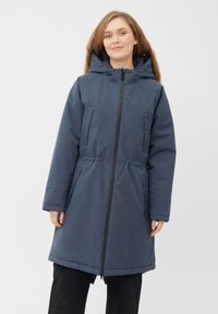 Marinen blå isoleret parka med hætte, lynlås foran, justerbar talje og to sidelommer. Glat stof med mat overflade.