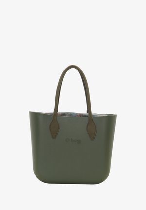 Vihreä minimalistinen kangaskassi, joka on valmistettu muovista ja jossa on kaksi lyhyttä kahvaa. Ylhäältä näkyy kuviollinen kangasvuori. Logo on kohokuvioitu etupuolelle.