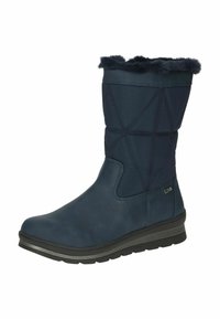 Bota impermeable de color azul marino con un borde forrado de forro polar, parte superior de textura sintética y suela de goma gris en contraste, con costuras geométricas.