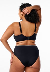 Juodas bikini rinkinys, pagamintas iš lygaus audinio, turi reguliuojamus dirželius ir užtrauktuką nugaros pusėje. Aukštai pakeltos kelnaitės su paprastu dizainu.