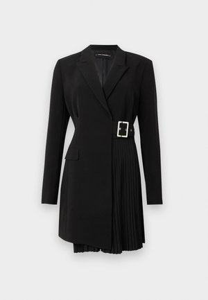 Schwarzes Langarm-Blazerkleid mit einem plissierten Rock und einem seitlichen Gürtel mit einer silbernen rechteckigen Schnalle.