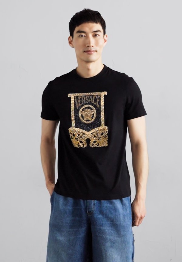 ARCHITECTURAL BAROCCO SCROLL CREST AND HOTFIX - Print T-shirt2