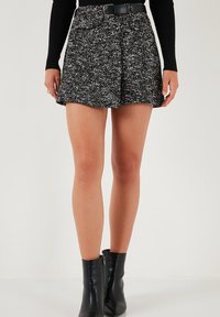 REGULAR  FIT - Shorts - black