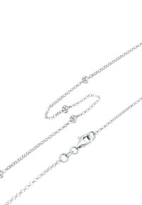 Srebrna verižica z majhnimi okroglimi prozornimi dragimi kamni, enakomerno razporejenimi, z zapiranjem na kljuko na belem ozadju.