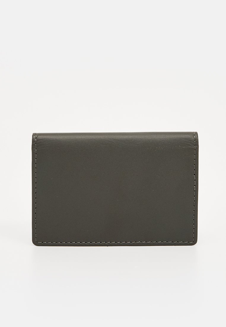 Portafoglio in pelle grigia scura con texture liscia, forma rettangolare e dettagli di cucitura a contrasto lungo i bordi. Design minimalista.