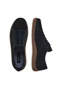 Pantofi casual navy din suede și material textil, cu talpă din cauciuc maro contrastant, design cu șireturi și model carat pe interior.