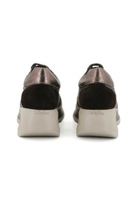 Sneaker in suede marrone e metallizzato grigio, con una suola spessa di colore grigio chiaro. Presenta una punta arrotondata e il logo del marchio sul tallone.