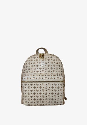 Zaino crema con loghi marroni "P" ripetuti e corona, doppia cerniera dorata sulla parte superiore e tasca anteriore, anello maniglia beige.