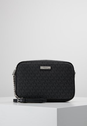 Czarna prostokątna torba na ramię z tłoczonym wzorem "MK", srebrną metalową plakietką z logo i paskiem z łańcuszka na białym tle.