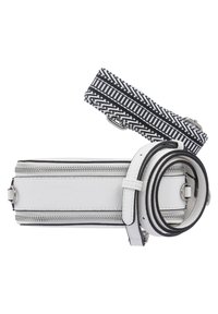 Vit läder crossbody-väska med två dragkedjefack, tillsammans med en svart- och vitmönstrad rem. Slät textur och minimal hårdvara.