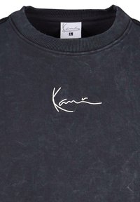 Zwarte sweatshirt gemaakt van katoen, met een geribbelde kraag en een wit geborduurd logo. De stof heeft een subtiel gestructureerd patroon.