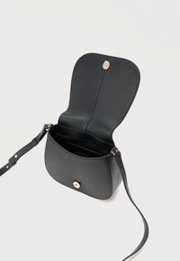 Μαύρη δερμάτινη τσάντα χιαστί με στρογγυλεμένο καπάκι, χρυσό κούμπωμα με κουμπιά και ρυθμιζόμενο λουρί. Το εσωτερικό διαθέτει έναν ενιαίο θάλαμο και μία τσέπη.