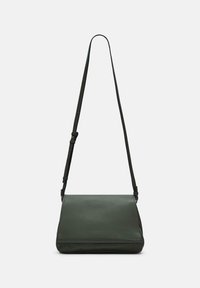 Borsa a tracolla in pelle verde scuro con design piatto, tracolla regolabile e logo discreto sulla parte anteriore. Texture liscia con uno stile minimalista.