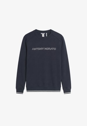 Sudadera de manga larga color azul marino con cuello redondo, texto blanco "ANTONY MORATO" en el pecho y ribete blanco en puños y dobladillo.