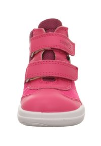 Rosa High-Top-Kinderschuh aus Leder und Stoff, mit zwei Klettverschlüssen, runder Zehenpartie und einer weißen Gummisohle.