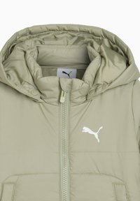 Giacca imbottita di un verde oliva chiaro, dotata di cappuccio, zip frontale e un logo bianco. Texture liscia con tasche laterali e bottoni a scatto.