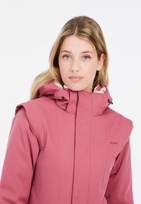 Rosa wasserdichte Jacke mit texturiertem Finish, hohem Kragen und verstellbarem Kapuze. Verfügt über einen Reißverschluss und gesticktes Logo.