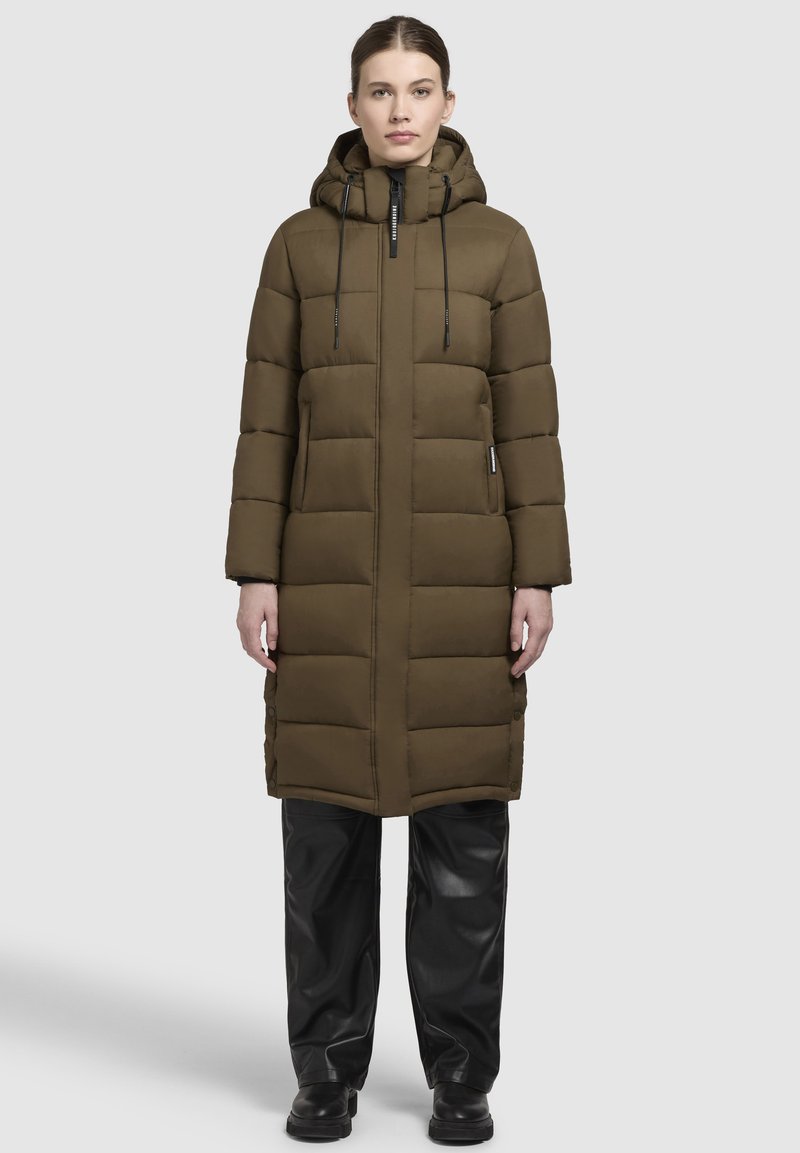 Olivegrøn pufferjakke med hætte, der har et quiltet design, frontlynlås, justerbare snore og sidelommer.