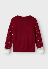 Pull en maille bordeaux avec motifs géométriques blancs sur les manches et poignets côtelés blancs, vu de dos sur un fond uni.
