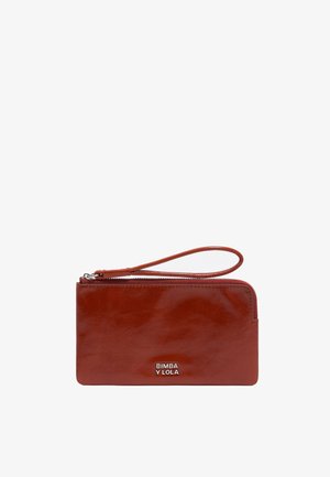 Czerwony skórzany portfel z zamkiem błyskawicznym, z paskiem na nadgarstek i srebrnym wytłoczonym logo. Gładka tekstura i prostokątny kształt.