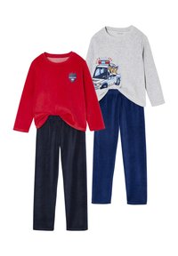 Zwei Sets Kinderpyjamas: ein rotes Velours Langarmshirt mit einem Logo und ein graues Shirt mit einem Polizeiauto-Graphic, kombiniert mit dunkelblauen Hosen.