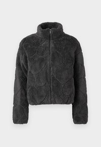 Sort fuzzy zip-up jakke med høj krave og kviltede hjertepatterner på fronten og ærmerne.