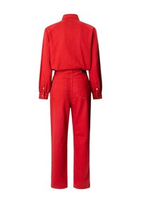 Mono de algodón rojo con mangas largas, cuello, puños con botón y diseño de pierna recta, con bolsillos traseros y lazos para cinturón.