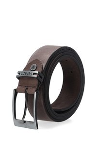 Brun læderbælte med en glat tekstur, prydet med en sølvfarvet metalspænde og et logo. Fleksibelt design med en klassisk form.
