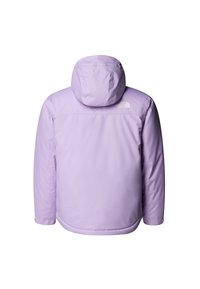 Μωβ μπουφάν με μόνωση και κουκούλα, με λεία, γυαλιστερή υφή και μικρό λευκό λογότυπο στο πάνω μέρος της πλάτης. Απλός, λειτουργικός σχεδιασμός.