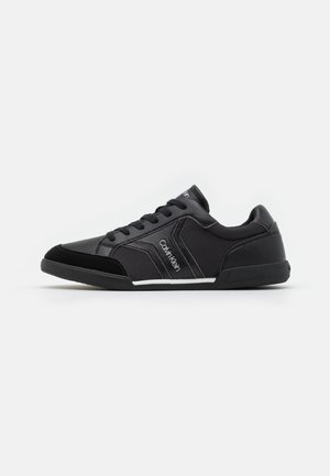 Sort lavtop Calvin Klein sneaker med snørebånd, tekstureret stof og læderpaneler samt mærkenavn på siden og tungen.