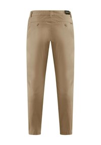 Pantaloni marroni chiari con un design a gamba dritta, dotati di due tasche posteriori con chiusura a bottone e una texture liscia e morbida.
