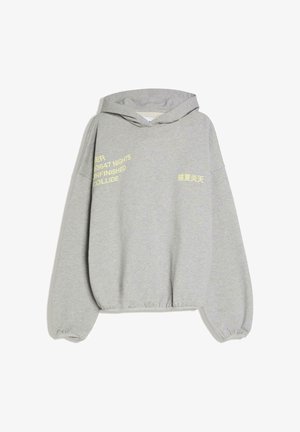 Jasnoszara krótka bluza z kapturem z elastycznymi ściągaczami na rękawach i u dołu, z żółtym napisem w języku angielskim oraz znakami wschodnioazjatyckimi na przodzie.