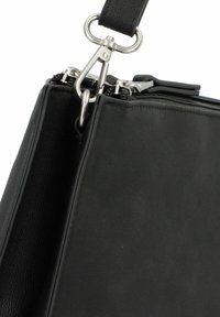 Borsa tote nera con una texture in pelle liscia, forma rettangolare, hardware in argento e chiusura con zip dotata di tracolla staccabile.