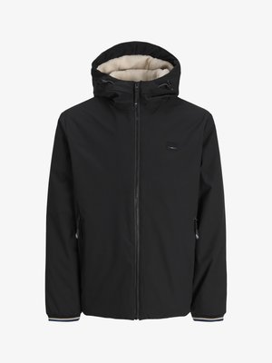 Chaqueta negra aislante con un forro de crema esponjoso, capucha ajustable, cremallera frontal y bolsillos laterales. Presenta puños elásticos con acentos a rayas.