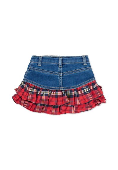 Gonna di jeans con un top blu e un fondo in plaid rosso a ruches. Presenta multiple pieghe e una cintura con passanti per cintura.