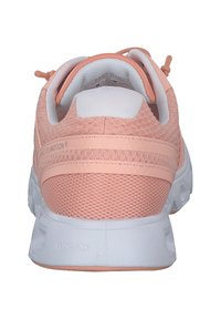 Scarpa da ginnastica rosa con tomaia in rete e colletto imbottito. La suola esterna è bianca con una presa testurizzata e presenta un accento riflettente.