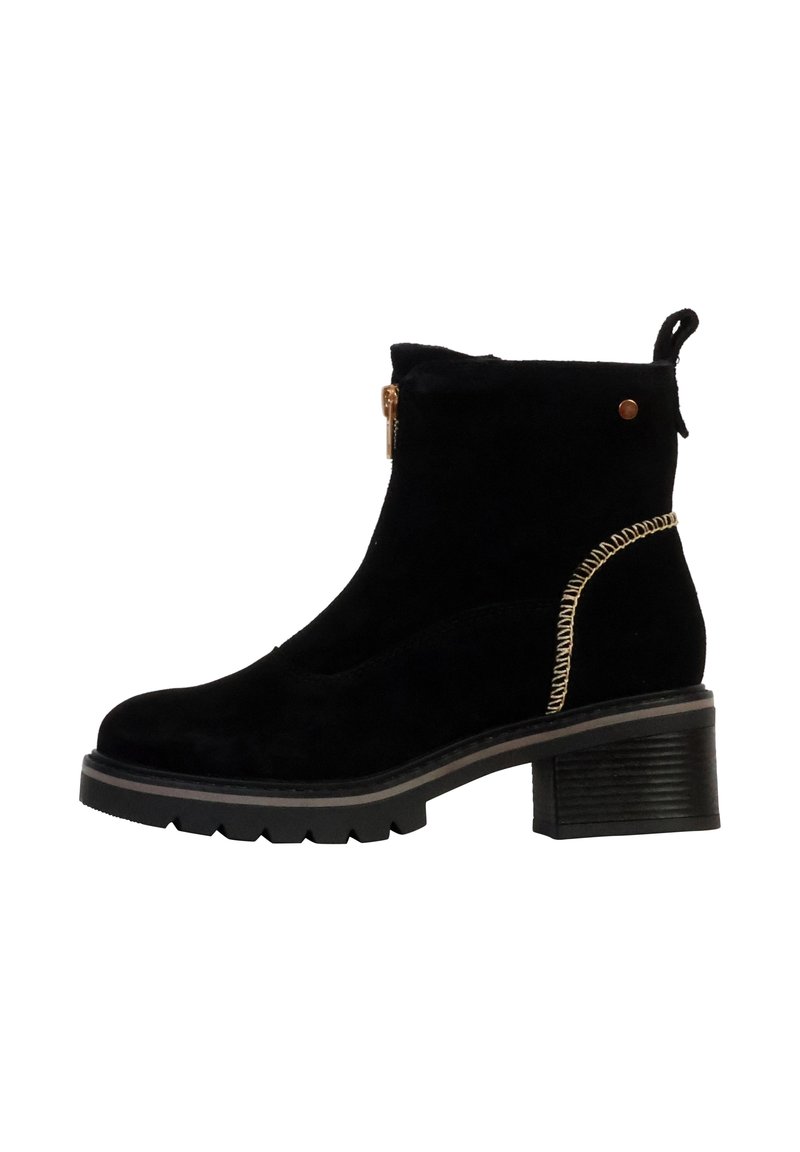 Bottines en suède noir avec un talon carré épais, détails de couture dorée et une fermeture éclair sur le côté pour un enfilage facile. Équipées d'une languette à l'arrière.